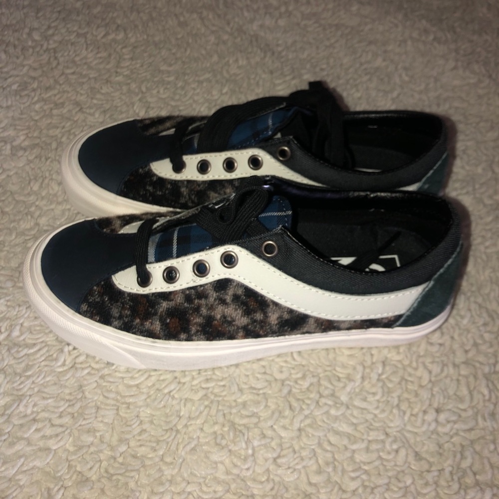 Vans - Picture 2 of 12